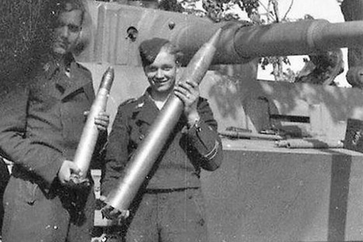 Tổ lái xe tăng "Con hổ 1" (Tiger 1) khoe đạn pháo 88mm dùng cho xe tăng. (Nguồn: POP Lyft)