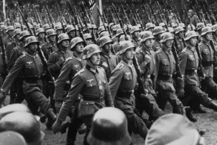 Phát xít Đức tấn công Ba Lan năm 1939, bắt đầu Chiến tranh Thế giới thứ 2. Trong ảnh: Lính Đức diễu hành ở thủ đô Warsaw ngày 1/9/1939. (Nguồn: POP Lyft)