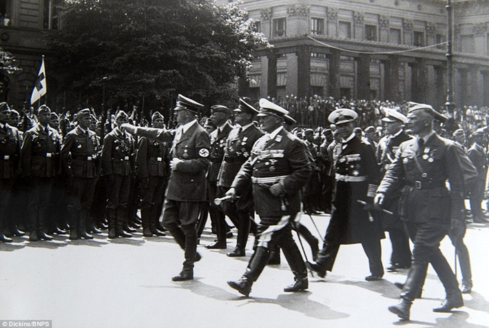 Thống soái Ricthofen (bên phải) đi cạnh Quốc trưởng Adolf Hitler trong lễ diễu binh chiến thắng nói trên. Bức ảnh này cho thấy vai trò quan trọng của Wolfram von Richthofen trong Đế chế thứ III.