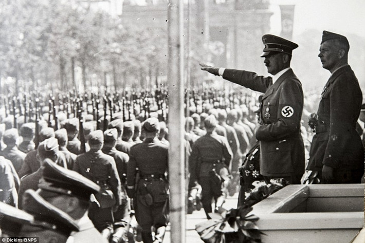 Thống soái Ricthofen đứng cạnh trùm phát xít Adolf Hitler trong cuộc diễu binh lớn ở trung tâm thủ đô Berlin hồi tháng 6/1939. Ảnh: Daily Mail