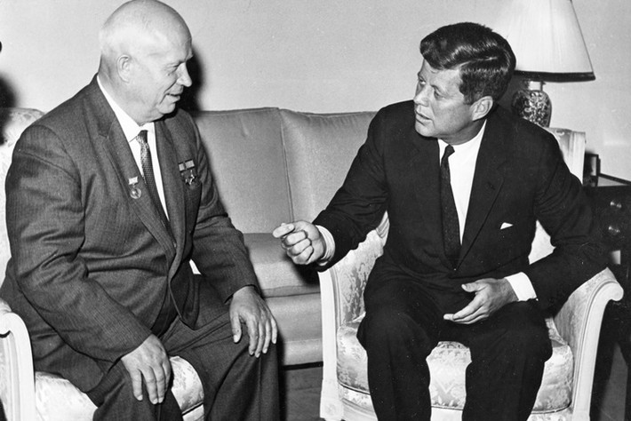 Lúc đầu, quả bom khinh khí này được gọi là “Bà mẹ của Kuzka”, dựa theo tuyên bố nổi tiếng của Bí thư thứ nhất ĐCS Liên Xô Nikita Khruschev “chúng ta sẽ cho Mỹ thấy bà mẹ của Kuzka” (có nghĩa là sẽ dạy cho Mỹ một bài học) liên quan đến vụ khủng hoảng tên lửa ở Cuba. Trong ảnh: Bí thư thứ nhất ĐCS Liên Xô Nikita Khrushev và Tổng thống Mỹ John F. Kennedy. (Nguồn: English Russia)