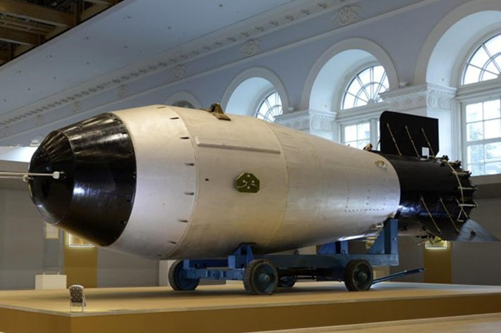 "Bom Vua" (Tsar Bomba) là bom khinh khí mạnh nhất thế giới của Liên Xô với sức công phá tương đương 57 triệu tấn thuốc nổ TNT, gấp 10 lần tổng số thuốc nổ đã sử dụng trong Chiến tranh thế giới thứ hai, bao gồm cả hai quả bom nguyên tử “Little Boy” và “Fat Man” tàn phá Hiroshima và Nagasaki. (Nguồn: Wikipedia)