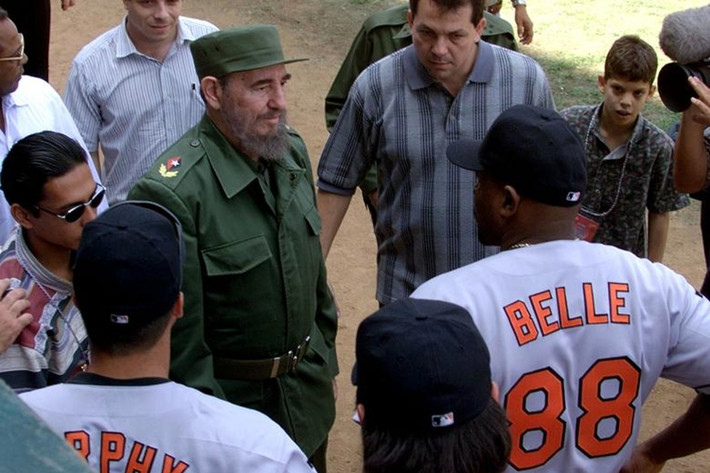 Tháng 3/1999: Chính quyền Mỹ dưới thời Tổng thống Bill Clinton cho phép đội bóng chày Baltimore Orioles sang thi đấu giao hữu với Đội tuyển Cuba. Trong ảnh: Chủ tịch Fidel Castro nói chuyện với các cầu thủ bóng chày Baltimore Orioles. (Nguồn: Reuters)