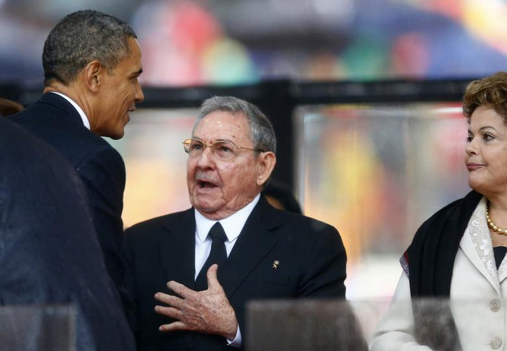 Ngày 10/12/2013: Cú bắt tay lịch sử giữa Chủ tịch Fidel Castro và Tổng thống Mỹ Barack Obama trong tang lễ nhà lãnh đạo Nelson Mandela. (Nguồn: Reuters)