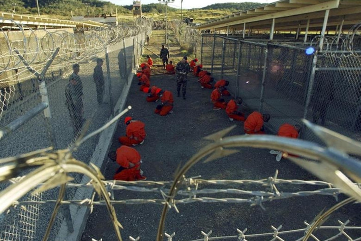 Năm 2002: Sau các vụ tấn công khủng bố vào nước Mỹ ngày 11/9/2001, Washington đã biến Căn cứ Hải quân trên Vịnh Guantanamo (Cuba) thành nhà giam khổng lồ các nghi can khủng bố trên thế giới. (Nguồn: Reuters)