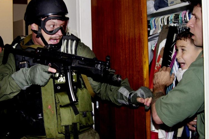 Tháng 11/1999: Cậu bé Elian Gonzalez được cứu khi chiếc thuyền chở mẹ cậu chạy sang Mỹ gặp nạn trên biển. Tranh cãi về quyền chăm nuôi đã đẩy quan hệ Mỹ-Cuba trở nên căng thẳng. (Nguồn: Reuters)