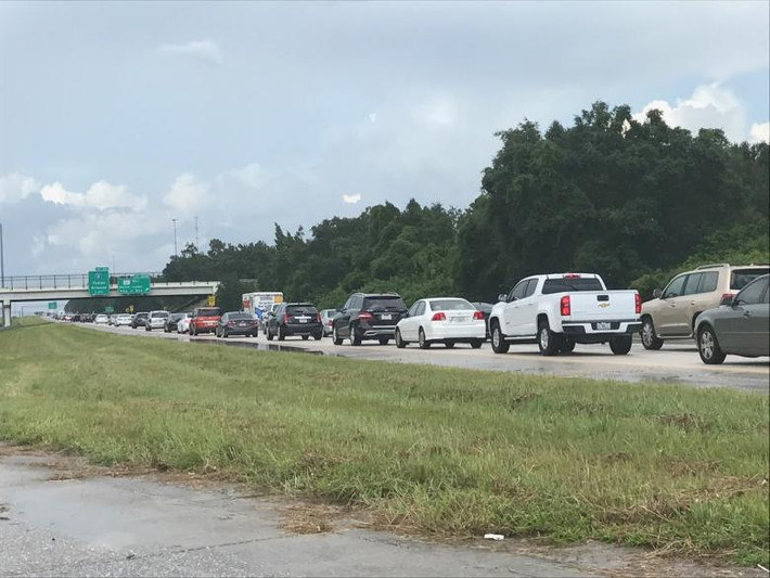 Đoàn xe chở những cư dân trốn bão rời Florida đi lên phía bắc. Ảnh: REUTERS
