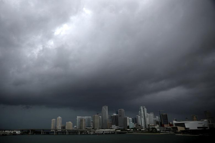Mây đen che phủ bầu trời Miami. Ảnh: REUTERS