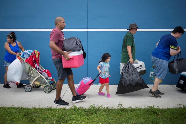 Cư dân Miami mang theo tài sản đến trú bão ở Estero. Ảnh: REUTERS)
