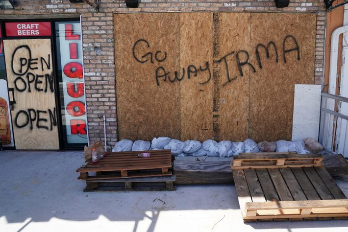 Gia cố cửa hàng ở Fort Lauderdale. Ảnh: REUTERS