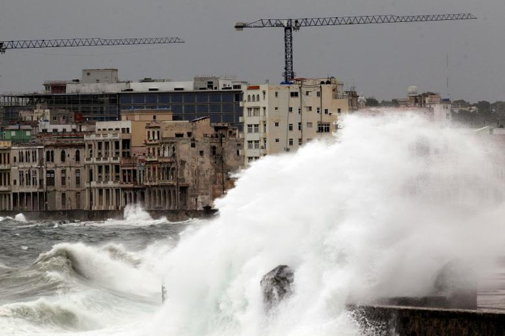 Bão Irma tạo ra những cơn sóng biển dữ dội đập vào Đại lộ El Malecon ở thủ đô La Habana, Cuba. Siêu bão Irma càn quét Cuba, gây mưa lớn và gió giật mạnh ở các tỉnh phía bắc. Ảnh: REUTERS