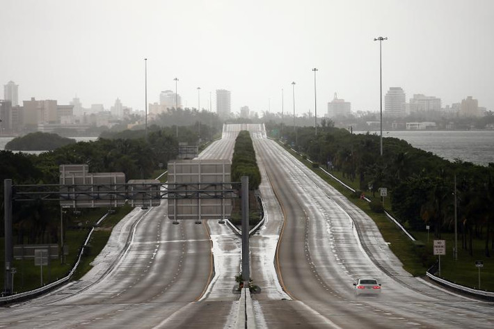 Một chiếc xe lẻ loi trên đường cao tốc đi về phía Florida. Ảnh: REUTERS