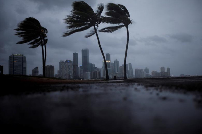 Gió mạnh, mưa lớn và các đợt sóng cồn đã báo hiệu siêu bão Irma đang tiến sát Florida sau khi rời bờ biển phía bắc của Cuba. Ảnh: REUTERS