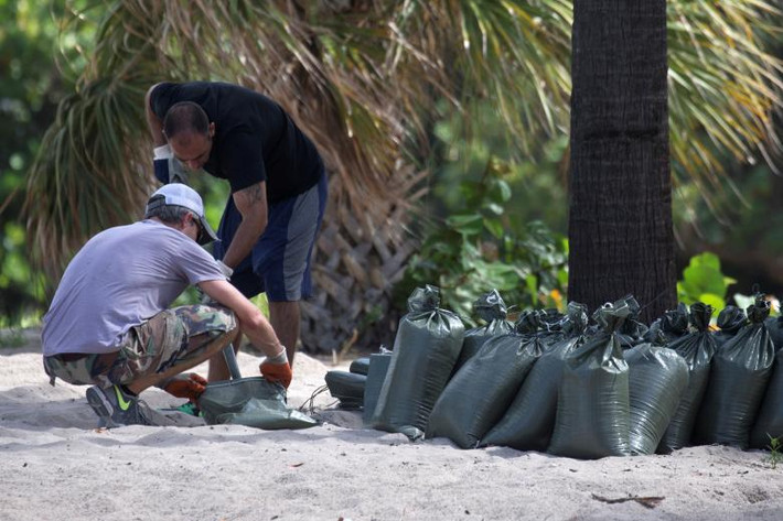 Cư dân ở Fort Lauderdale chuẩn bị bao cát chống gió bão. Ảnh: REUTERS