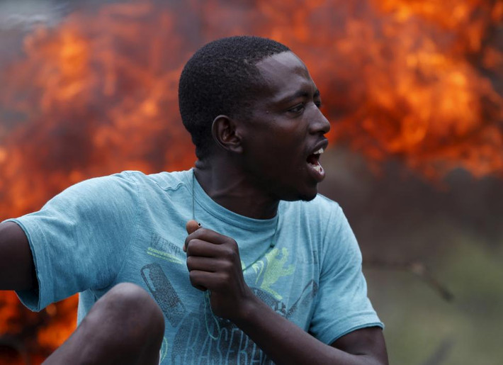 Tuy nhiên, Tòa án Hiến pháp Burundi khẳng định ông Nkurunziza không vi hiến vì nhiệm kỳ đầu của ông do Quốc hội bầu, không phải do dân bầu trực tiếp. Người biểu tình không chấp nhận phán quyết của tòa án.