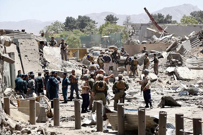 Các quan chức an ninh Afghanistan điều tra hiện trường vụ đánh bom xe sáng 31/5 tại khu ngoại giao đoàn ở thủ đô Kabul. Ảnh: EPA