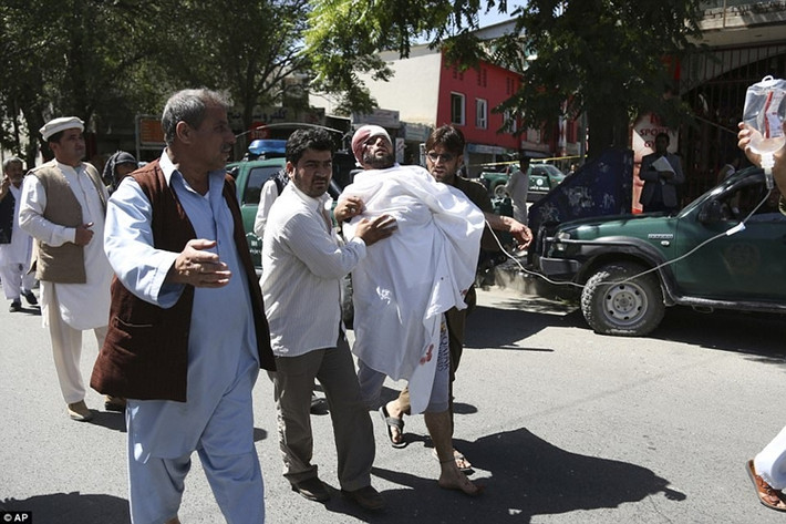 Phiến quân Taliban đã chối bỏ trách nhiệm và lên án cuộc tấn công dã man giết hại dân thường này. Ảnh: AP