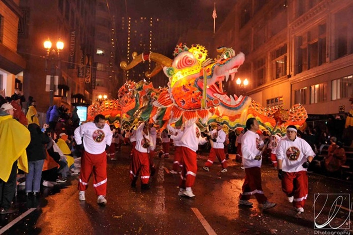 Tại San Francisco, hoạt động diễu hành mừng Tết Âm lịch đã có từ những năm 1860. Các sự kiện ở đây sẽ kéo dài đến tối ngày 11/2 với các màn nhào lộn, múa sư tử, diễu hành, múa rồng và chợ hoa. Ảnh: desktopimg.