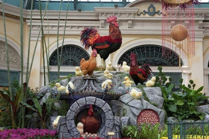 Khách sạn Bellagio được trang hoàng bằng đèn lồng đỏ và mô hình gà trống đậu trên mỏm đá. Ảnh: Bellagio Las Vegas.