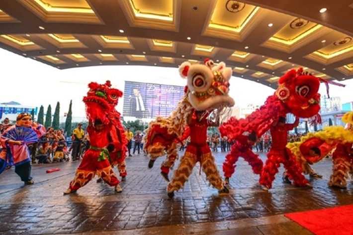 Các khách sạn, sòng bạc và khu nghỉ dưỡng khác ở Las Vegas như Cosmopolitan, MGM Grand, Palazzo,… cũng tổ chức múa sư tử, diễu hành và biểu diễn mừng năm mới theo phong cách châu Á. Ảnh: KSNV.