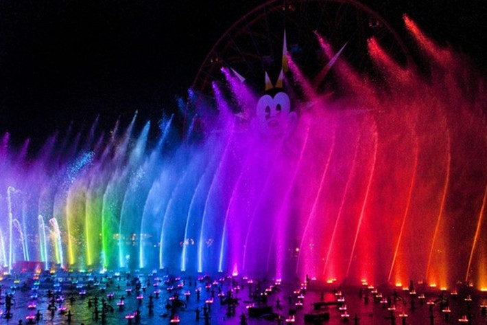 Trước mỗi đêm diễn “Thế giới Màu sắc”, Disney California sẽ biểu diễn một màn diễn ngắn mang tên “Hurry Home” kể về hành trình về nhà trước Tết của nhân vật Đèn lồng Nhỏ, trong đó kết hợp sử dụng ánh sáng, hình ảnh hoạt họa, hiệu ứng đặc biệt và các đài phun nước. Ảnh: Disney.