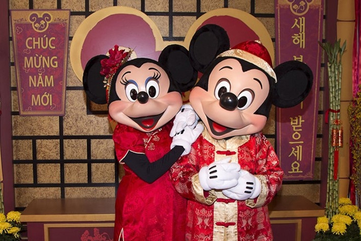 Công viên Disney California Adventure ở Anaheim, California, đã lên kế hoạch tổ chức các hoạt động mừng năm mới Tết Âm lịch từ ngày 20/1 đến 5/2. Chuột Mickey và chuột Minney sẽ mặc trang phục đặc biệt để chào đón và chụp cảnh cùng các du khách… Ảnh: AP.