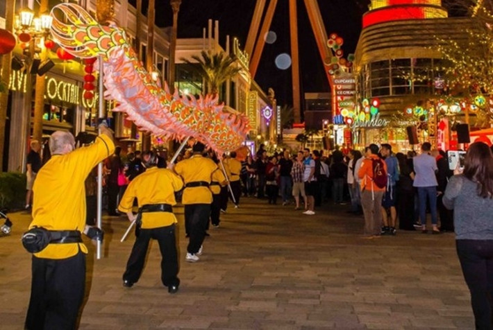 Ở khu vui chơi ngoài trời LINQ Promenade, chương trình lễ hội kéo dài 4 ngày đã được lên kế hoạch bao gồm múa rồng, các buổi biễu diễn, diễu hành, tiệc mừng và hòa nhạc. Ảnh: lasvegas-how-to.com.