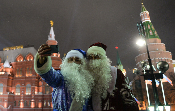 Công dân Nga trong trang phục ông già Noel chụp ảnh tự sướng trong đêm giao thừa ở Moscow.