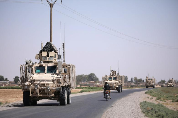 Đoàn xe quân sự Mỹ đang đi trên đường ở Raqqa. Ảnh: REUTERS