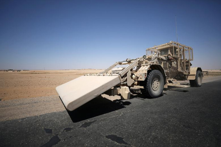 Một xe phá mìn của Mỹ trên một con đường chính ở Raqqa, tháng 7/2017. Ảnh: REUTERS