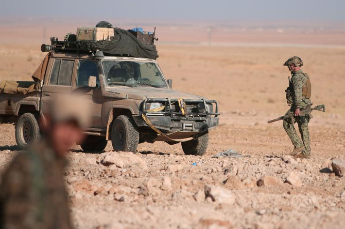 Môt lính Mỹ đứng cạnh xe quân sự ở phía bắc thành phố Raqqa, tháng 11/2016. Ảnh: REUTERS