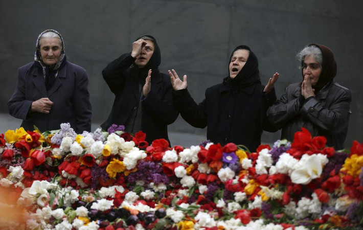 Cầu nguyện và than khóc tại Đài tưởng niệm Tsitsernakaberd Armenian ở n Yerevan ngày 21/4/2015.