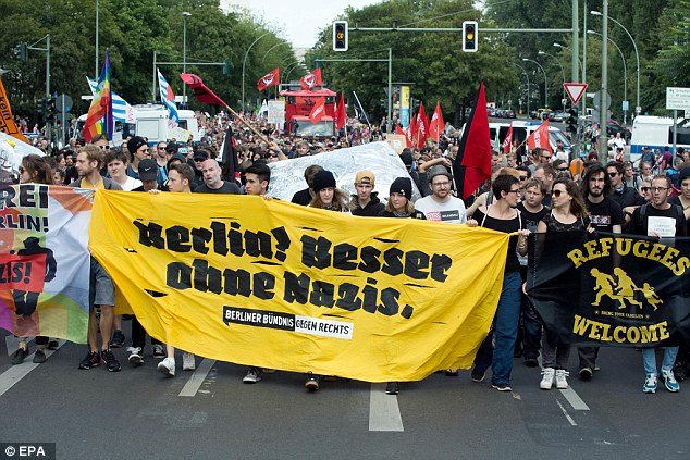 Hàng trăm người biểu tình chống lại một cuộc diễu hành của cánh hữu dân túy ở Berlin và mang theo biểu ngữ "Berlin sẽ tốt đẹp hơn, nếu không có bọn phát xít".