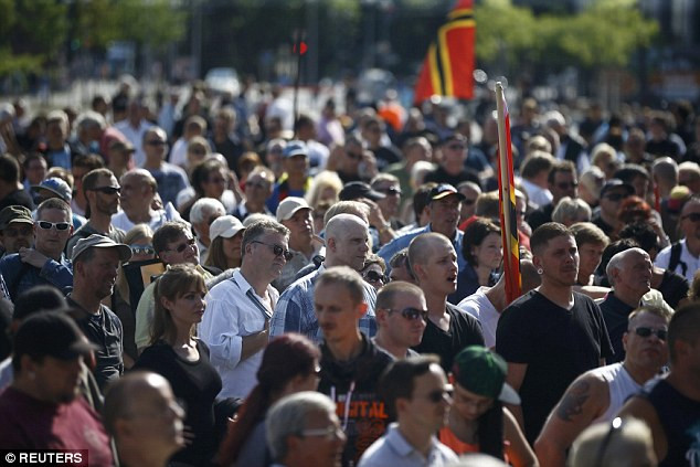 Hàng ngàn người tham gia cuộc diểu hành ở thủ đô Berlin ngày 31/7, với khẩu hiệu “Chúng tôi vì Berlin và chúng tôi vì nước Đức).
