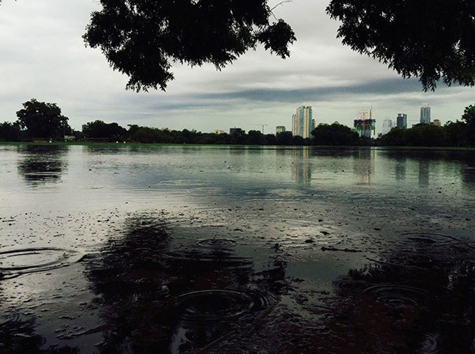 Công viên Zilker Park tuyệt đẹp ở Austin biến thành hồ nước lớn. Chưa hết, các cơn bão mới tiếp tục hình thành và có nguy cơ ra “đại hồng thủy”.