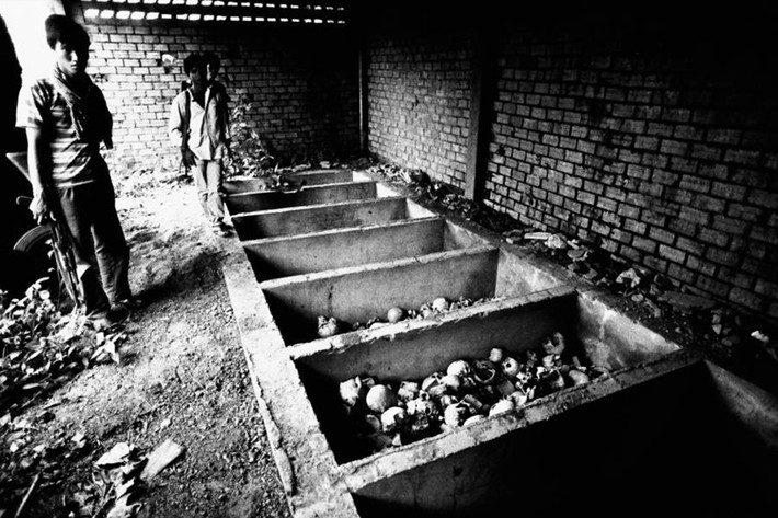 Một người lính đứng cạnh các hố chôn người tập thể ở Oudong, Campuchia năm 1981. Ảnh: Getty Images