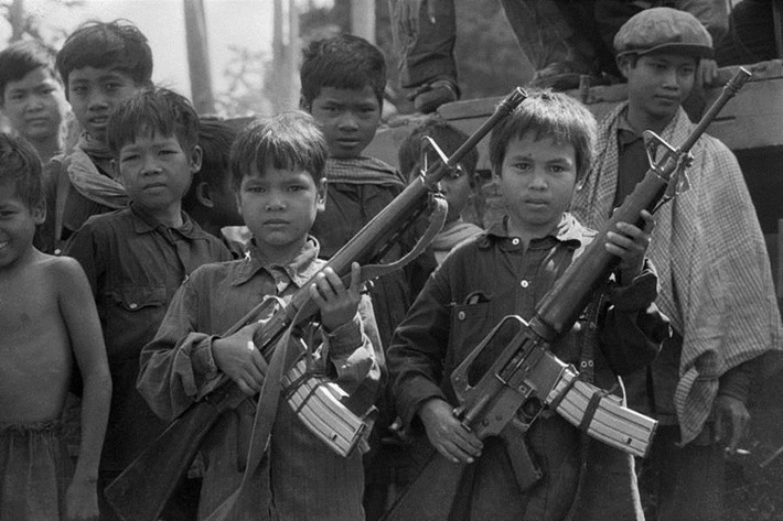 Những đứa trẻ trong đội ngũ chiến binh Khmer Đỏ bị nhồi sọ tư tưởng cực đoan và cái gọi là cộng sản nguyên thủy. Ảnh: Getty Images