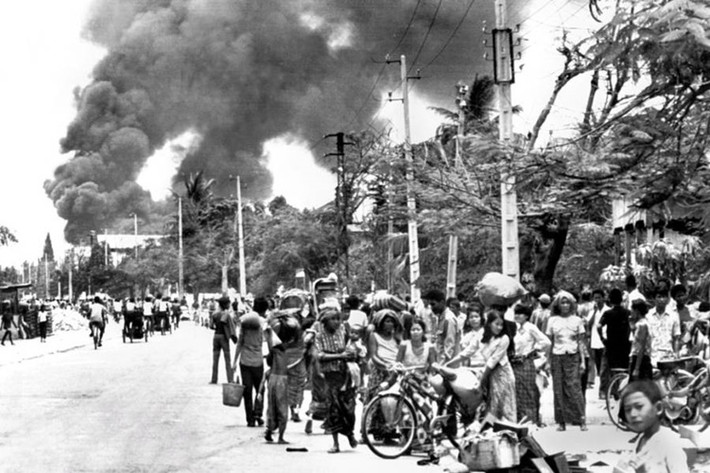 Khi chiến tranh đến sát thủ đô Phnom Penh, dân chúng ở đây đua nhau đổ về các miền quê tránh Khmer Đỏ. Phnom Penh,1975. Ảnh: Getty Images