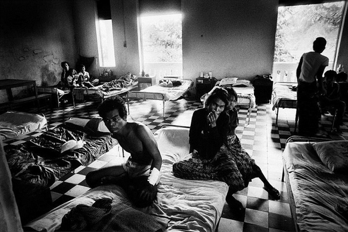 Những người bị thương trốn trong các bệnh viện. Phnom Penh, 1975. Ảnh: Getty Images