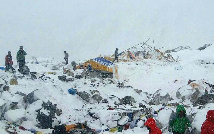 Trận động đất ngày 25/4 cũng gây ra lở tuyết ở núi Everest, làm chết hàng chục du khách nước ngoài ở trạm tập kết lưng chừng núi.