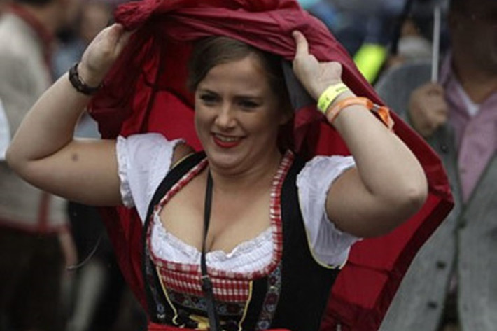 Phụ nữ trong bộ váy áo thời xưa tại lễ hội bia Oktoberfest. Ảnh: AP