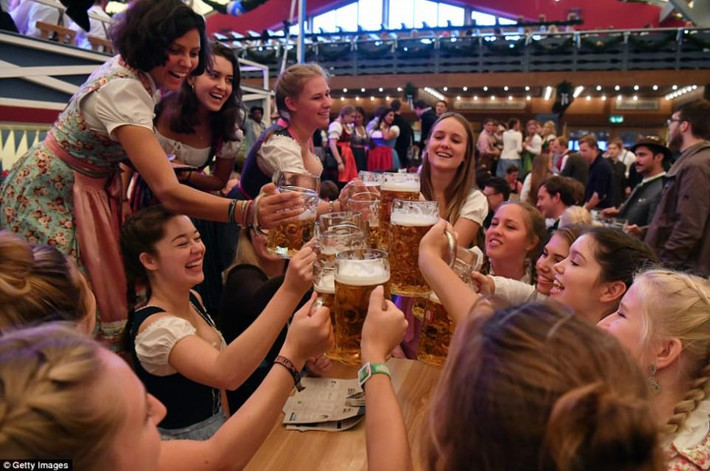 Lễ hội bia lớn nhất thế giới - Oktoberfest hay còn gọi là “lễ hội tháng 10” ra đời vào năm 1810 tại Munich (Đức) bắt nguồn từ đám cưới của Hoàng thái tử Ludwig (sau này là vua Ludwig I) và Công chúa Therese của Saxe-Hildburghausen. Trong thời gian diễn ra đám cưới, toàn bộ người dân nơi đây được mời tới ăn uống, nhảy múa và chung vui với Hoàng gia. Ảnh: Getty.