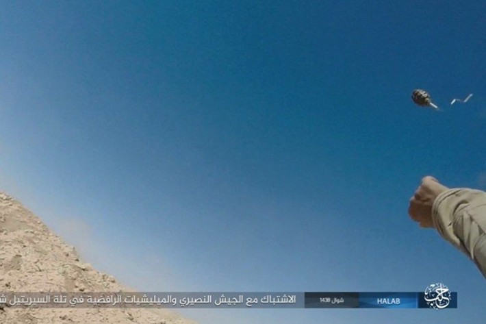 ... ra lệnh cho chúng tử thủ và khuyến khích đánh bom liều chết để gây thương vong cho binh sĩ Syria càng nhiều càng tốt. Ít nhất một kẻ đánh bom tự sát đã tấn công binh sĩ Quân đội Syria.