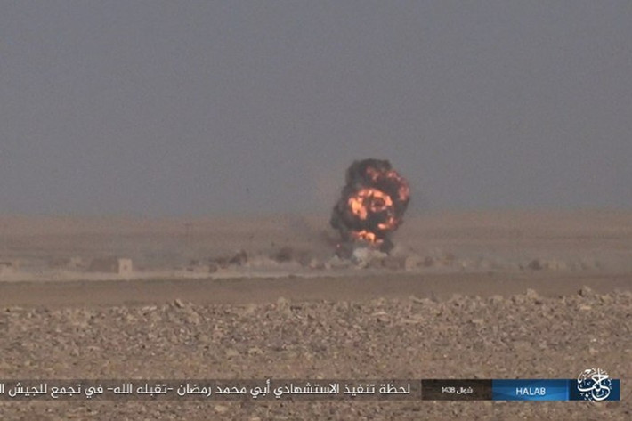 Trong khi đó, không quân và pháo binh của Quân đội Syria đã oanh kích suốt đêm đám phiến quân IS còn sót lại, những kẻ đã từ chối rút quân.