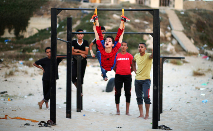 Hiện tại, cậu vẫn ở thành phố Gaza và biểu diễn trên bãi biển. Ảnh Reuters