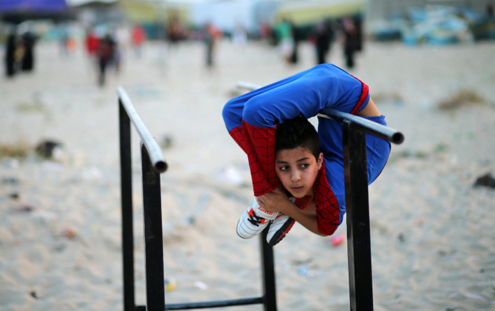 Một tư thế nghỉ ngơi thư giãn ưa thích của Mohamad al-Sheikh. Ảnh: Reuters