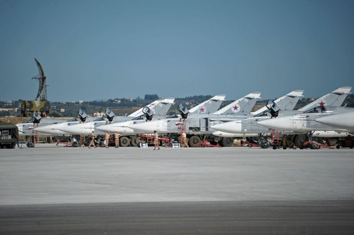 Các máy bay ném bom Su-24 tại căn cứ không quân "Hmeymim" ở Syria.