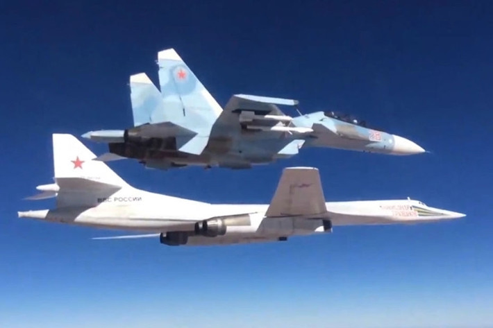 Máy bay ném bom Su-30SM yểm trợ máy bay ném bom chiến lược mang tên lửa Tu-160 của Nga.