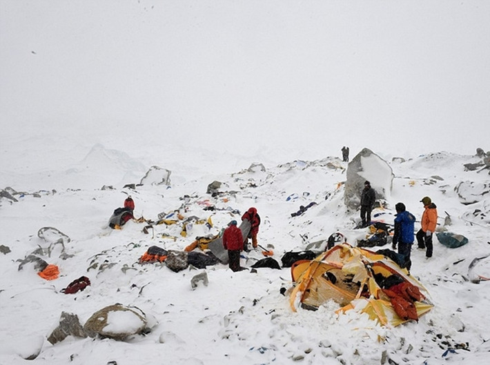 Quang cảnh hoang tàn của Trạm xuất phát sau vụ lở tuyết núi Everest.