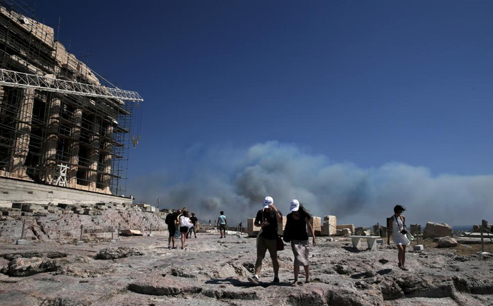 Du khách ở Đền Parthenon lo lắng nhìn khói bụi bao trùm thủ đô Athens ngày 17/7/2015.